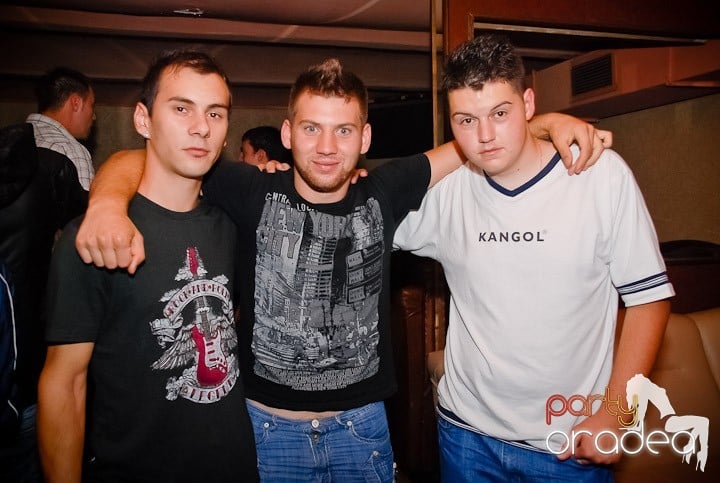 Pyjama Party în Club Seven, 