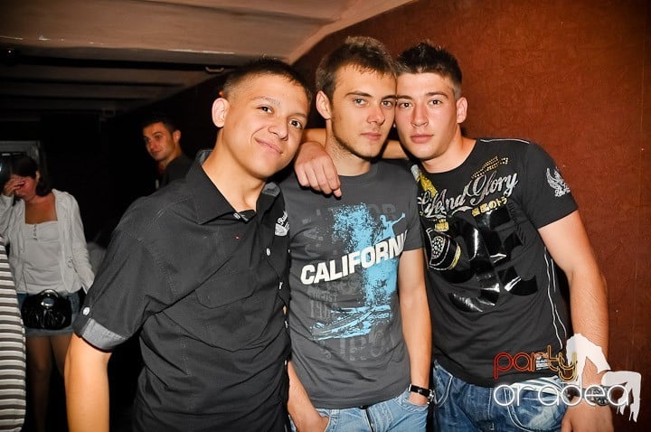 Pyjama Party în Club Seven, 