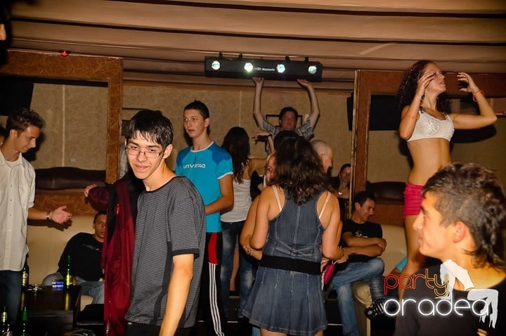 Pyjama Party în Club Seven, 