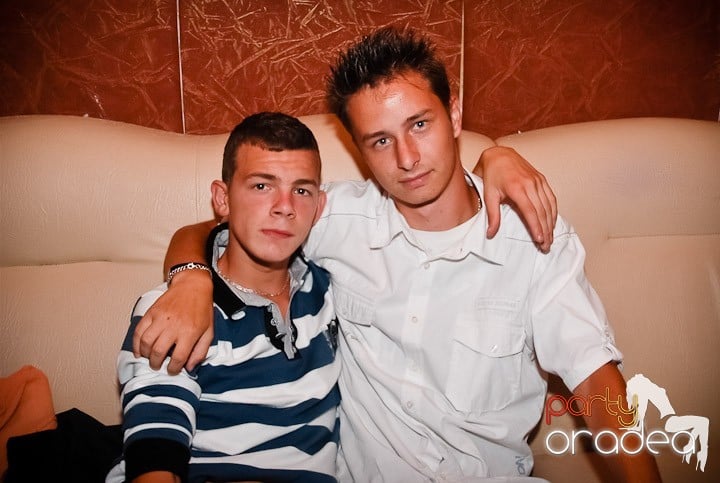 Pyjama Party în Club Seven, 