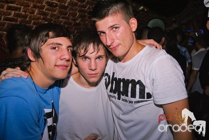Respiră distracţia în Club Escape,