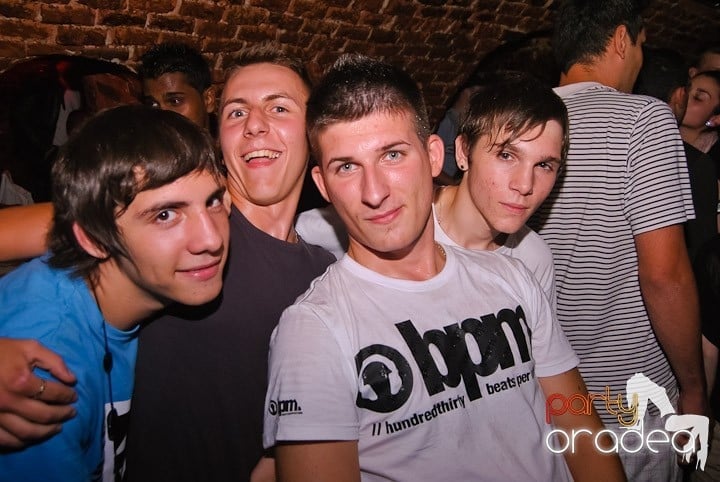 Respiră distracţia în Club Escape,