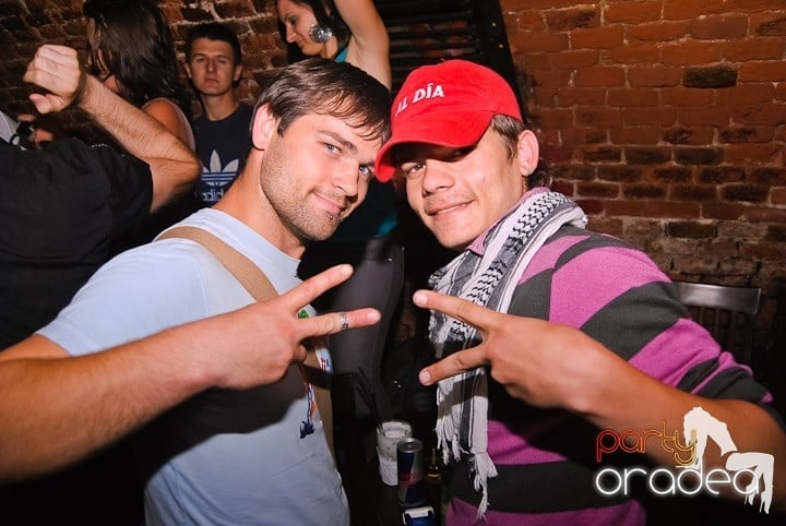 Respiră distracţia în Club Escape,