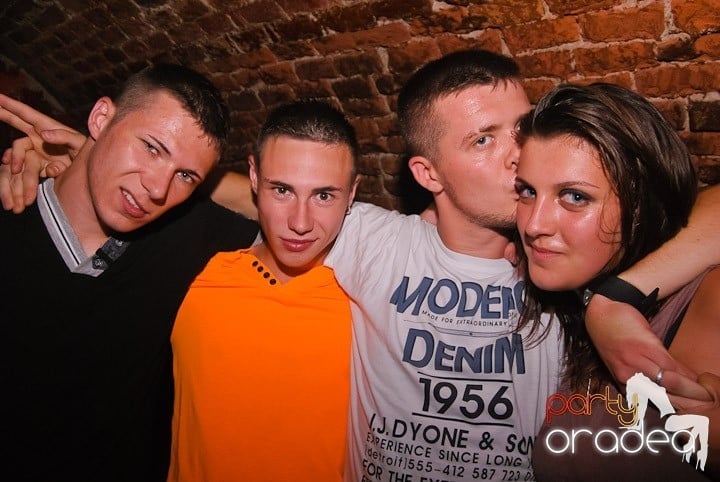 Respiră distracţia în Club Escape,
