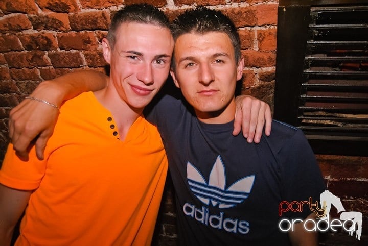Respiră distracţia în Club Escape,