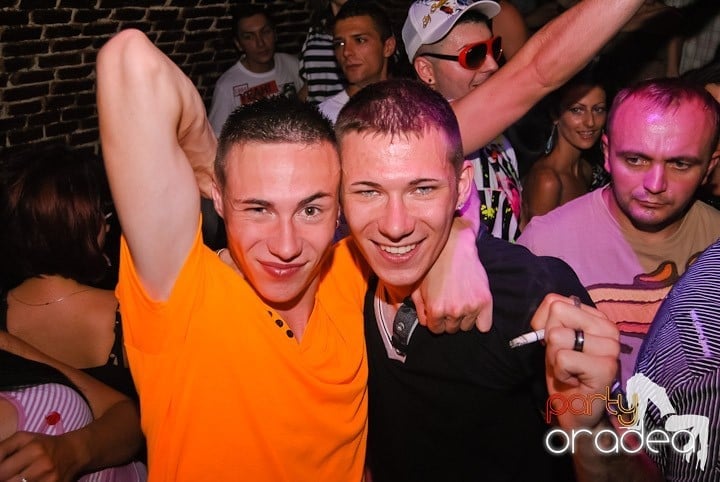 Respiră distracţia în Club Escape,
