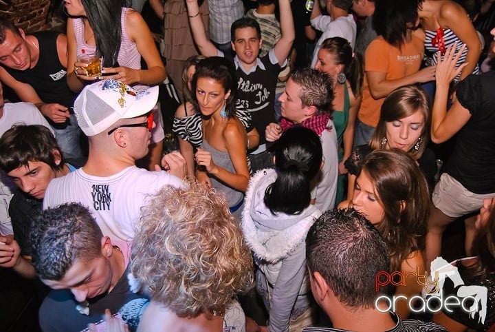 Respiră distracţia în Club Escape,