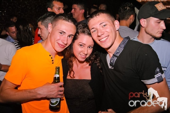 Respiră distracţia în Club Escape,
