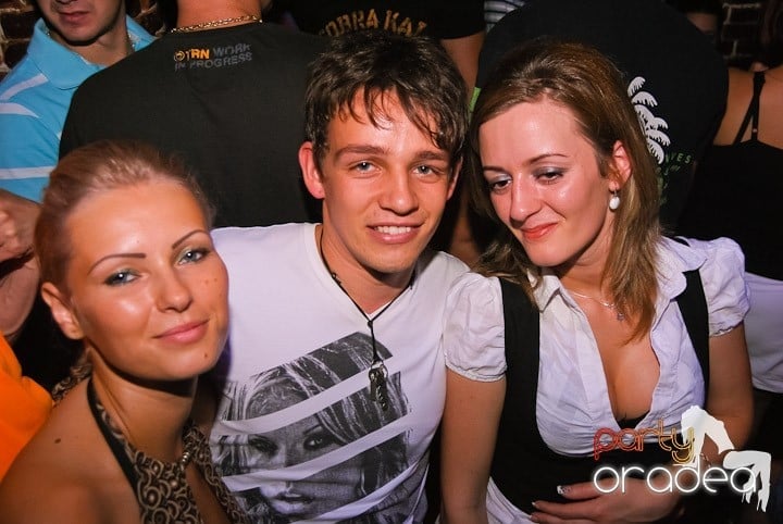 Respiră distracţia în Club Escape,