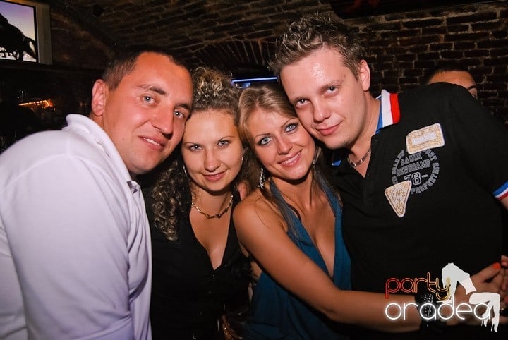 Respiră distracţia în Club Escape,