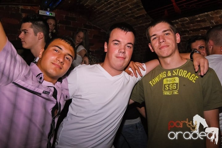 Respiră distracţia în Club Escape, 