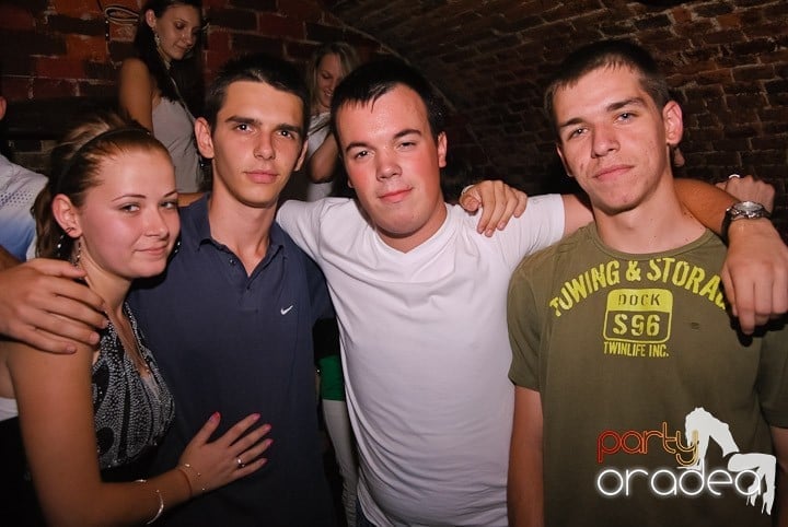 Respiră distracţia în Club Escape, 