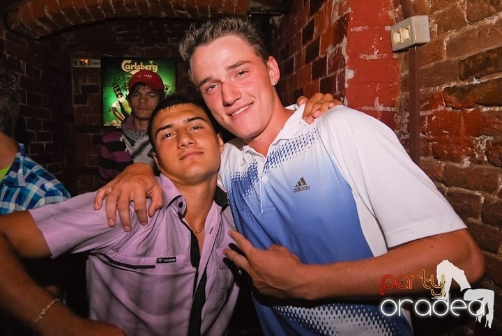 Respiră distracţia în Club Escape, 