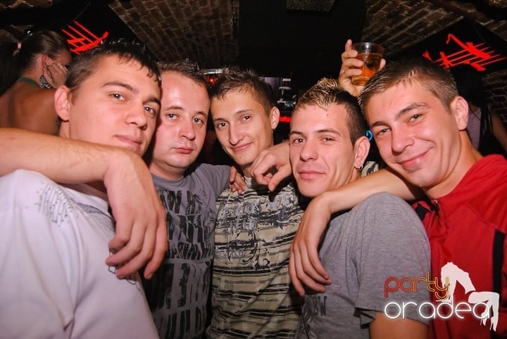 Respiră distracţia în Club Escape, 