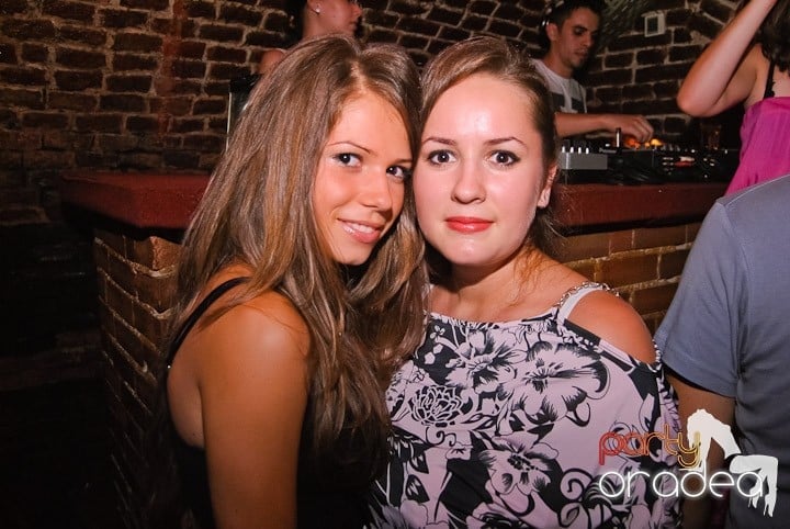 Respiră distracţia în Club Escape, 