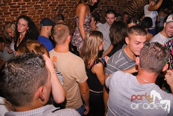 Respiră distracţia în Club Escape, 