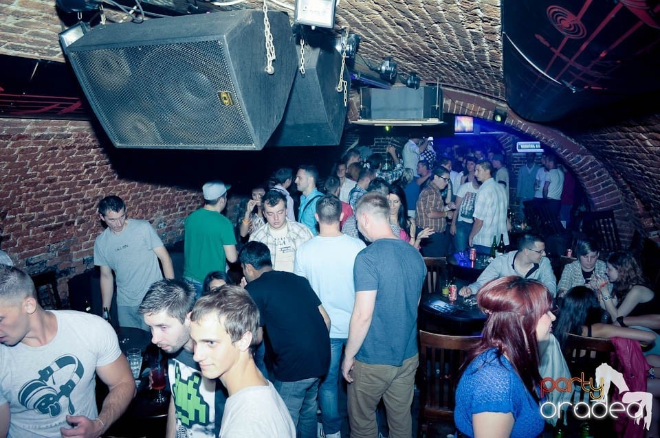 Retro Party în Club Escape, 