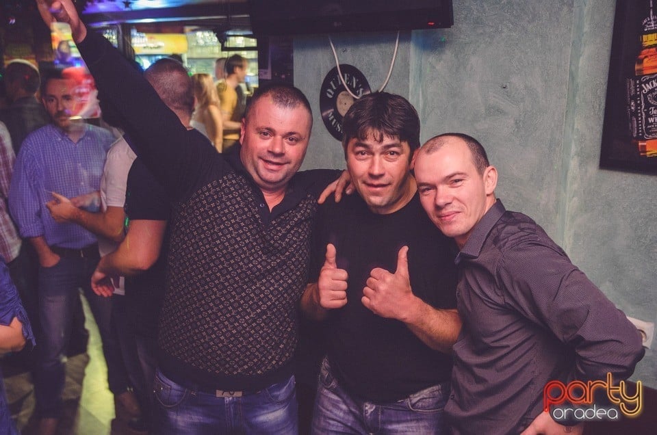 Retro Party, Queen's Music Pub