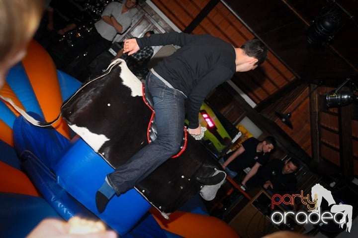 Rodeo Party în Queen's Music Pub, Queen's Music Pub