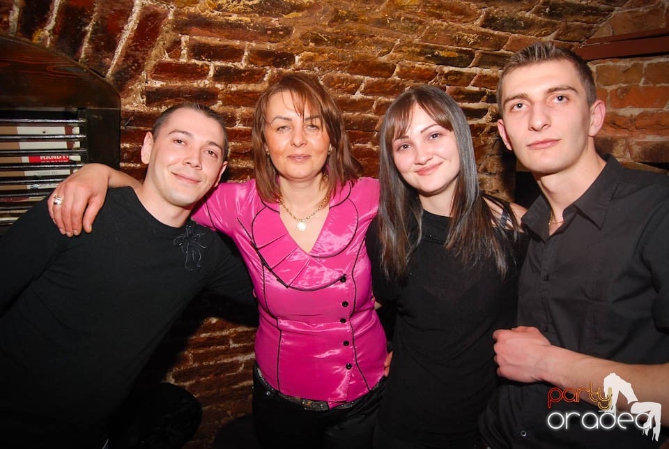 Sâmbătă e party în Club Escape, 