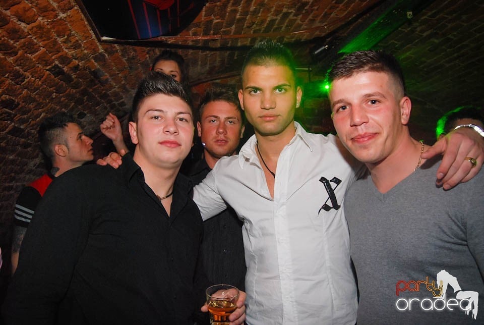 Sâmbătă e party în Club Escape, 