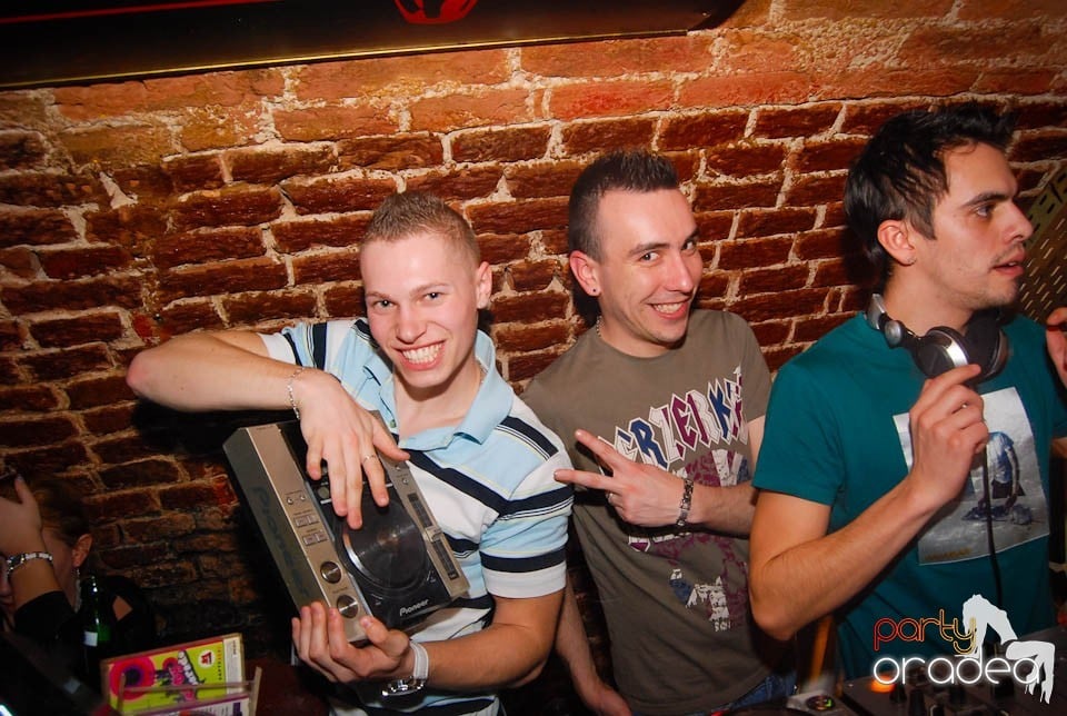 Sâmbătă e party în Club Escape, 