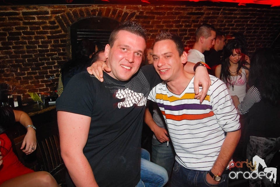 Sâmbătă e party în Club Escape, 