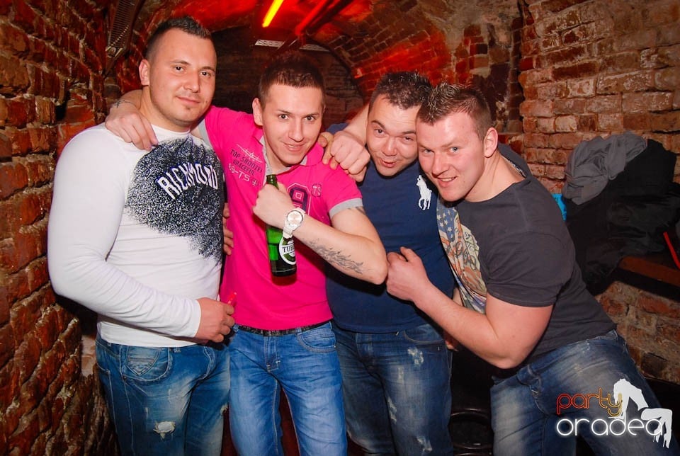 Sâmbătă e party în Club Escape, 