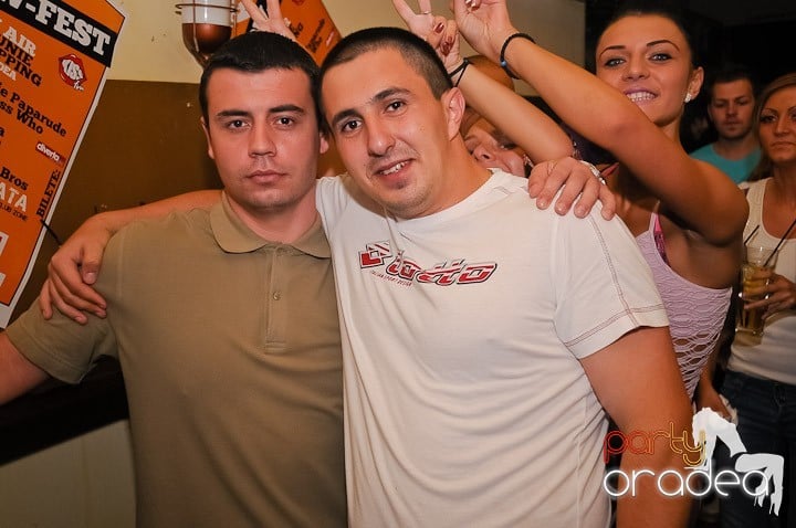 Sâmbătă începe distracţia în Yellow Submarine, 