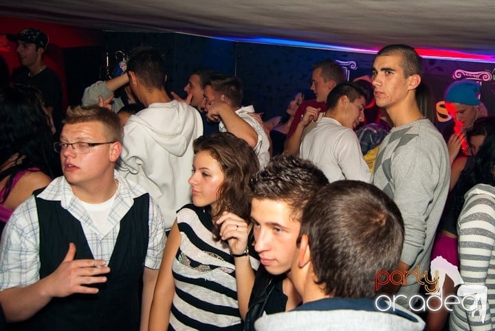 Sâmbătă noaptea în Club Atti's, 