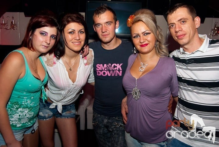 Sâmbătă noaptea în Club Atti's, 