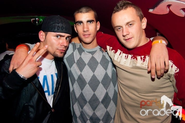 Sâmbătă noaptea în Club Atti's, 