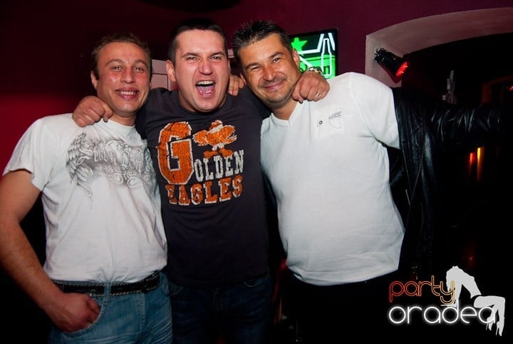 Sâmbătă noaptea în Club Atti's, 