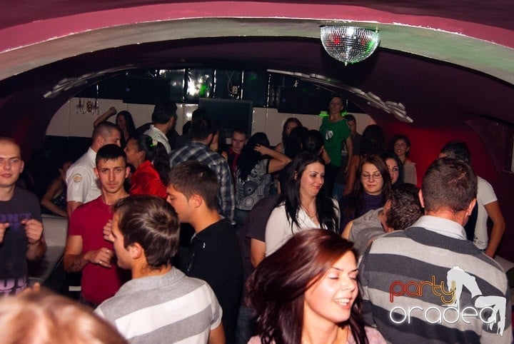 Sâmbătă noaptea în Club Atti's, 