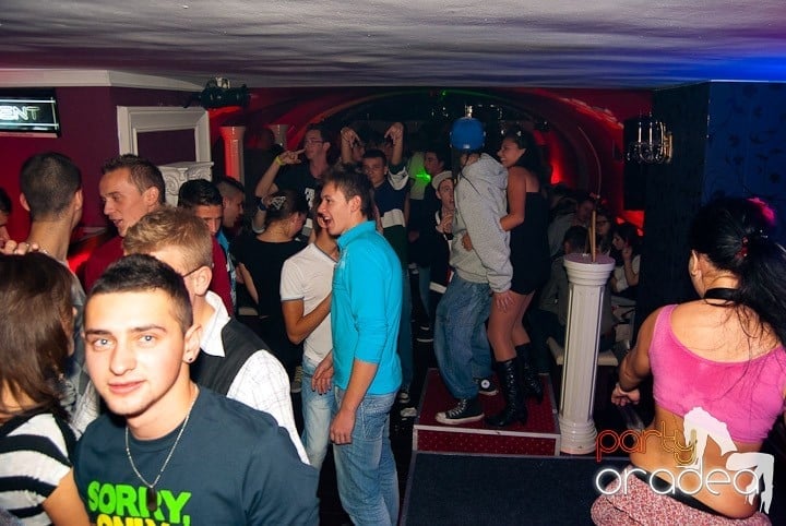 Sâmbătă noaptea în Club Atti's, 