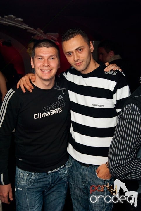 Sâmbătă noaptea în Club Atti's, 