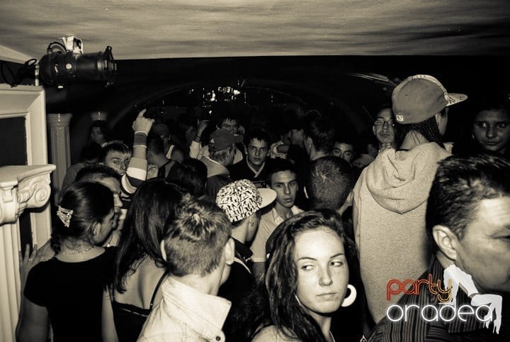 Sâmbătă noaptea în Club Atti's, 