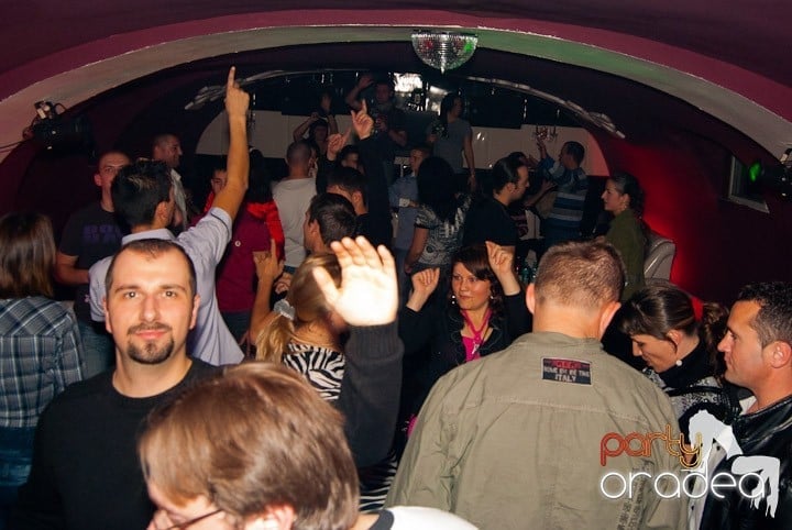 Sâmbătă noaptea în Club Atti's, 