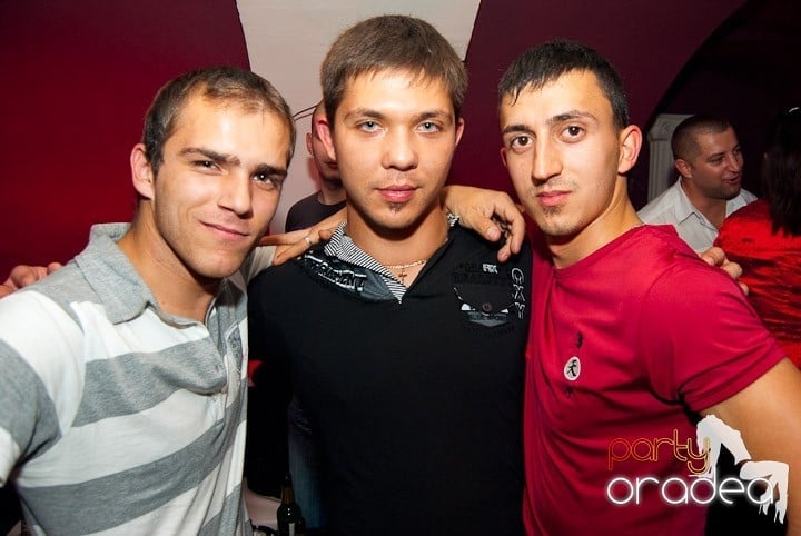 Sâmbătă noaptea în Club Atti's, 