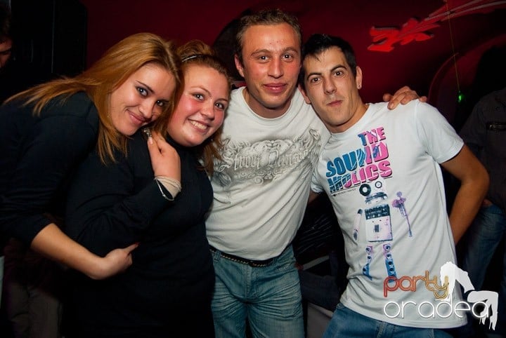 Sâmbătă noaptea în Club Atti's, 