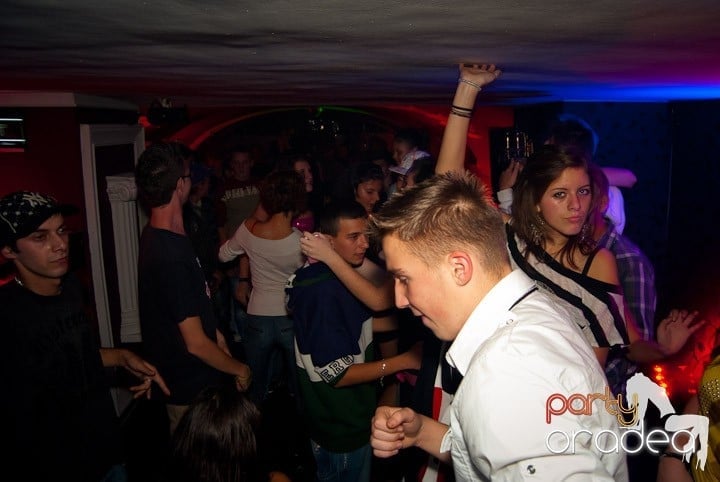 Sâmbătă noaptea în Club Atti's, 