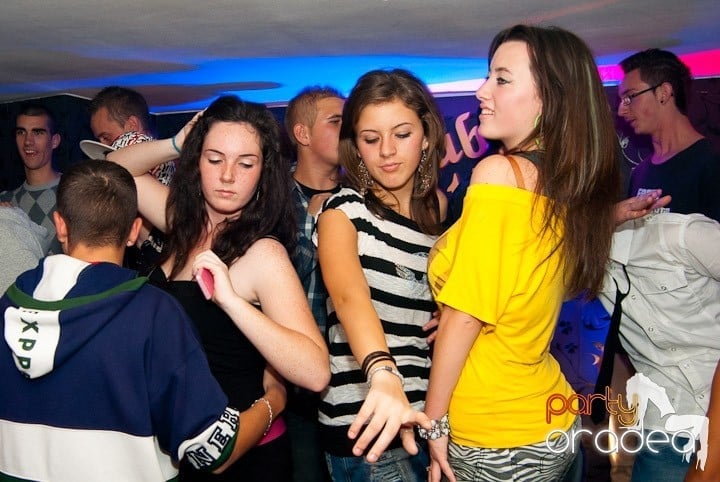 Sâmbătă noaptea în Club Atti's, 