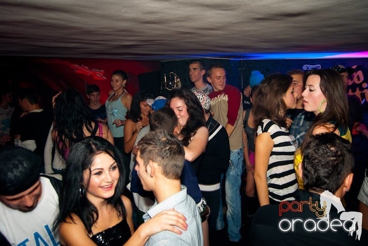 Sâmbătă noaptea în Club Atti's, 