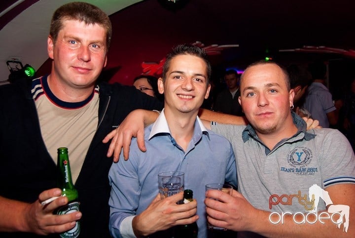 Sâmbătă noaptea în Club Atti's, 