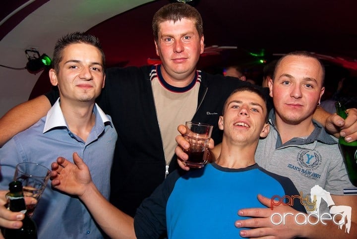 Sâmbătă noaptea în Club Atti's, 