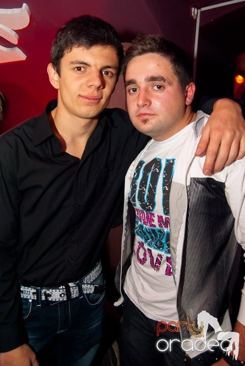 Sâmbătă noaptea în Club Atti's, 