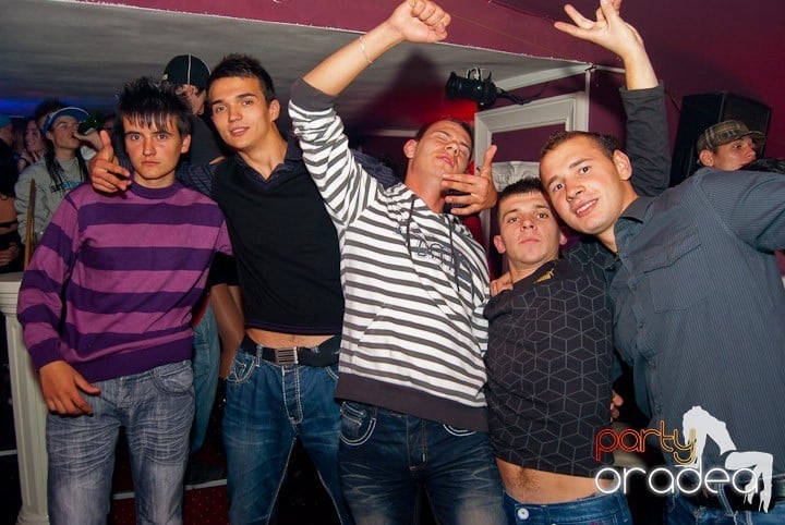 Sâmbătă noaptea în Club Atti's, 