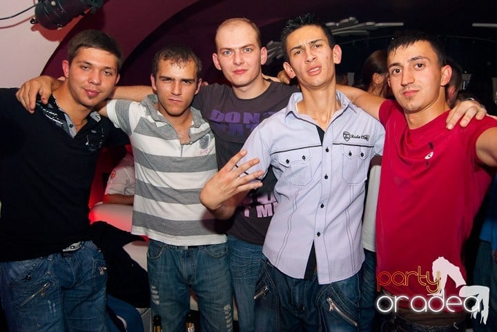 Sâmbătă noaptea în Club Atti's, 