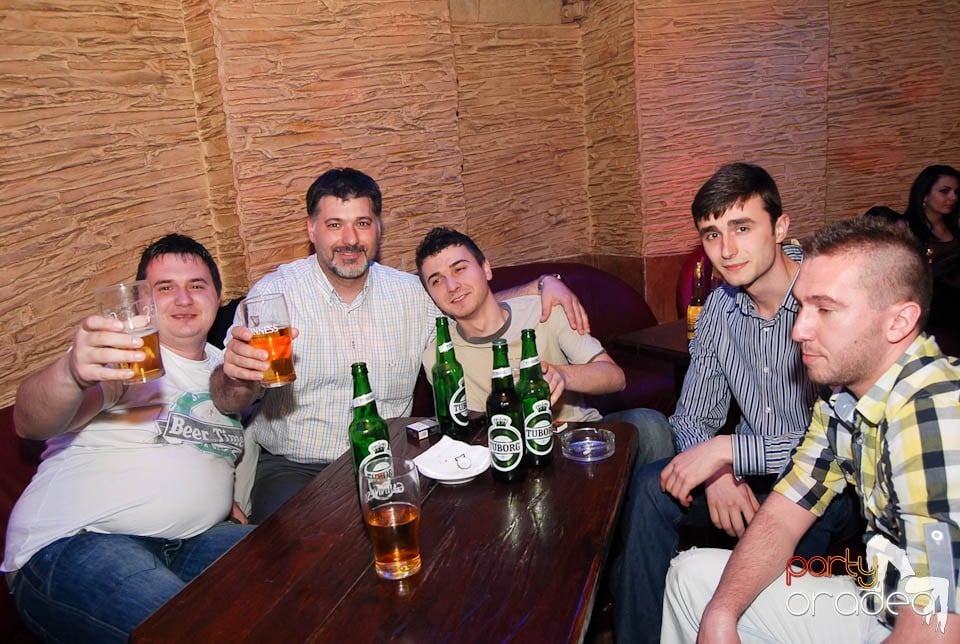 Sâmbătă noaptea în Club Downtown,