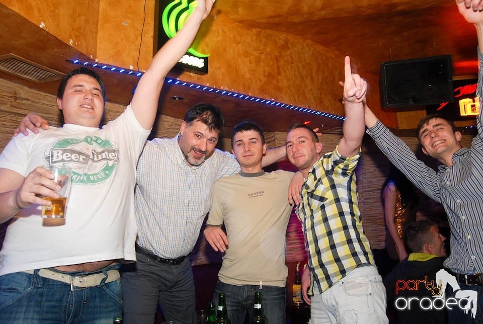 Sâmbătă noaptea în Club Downtown,